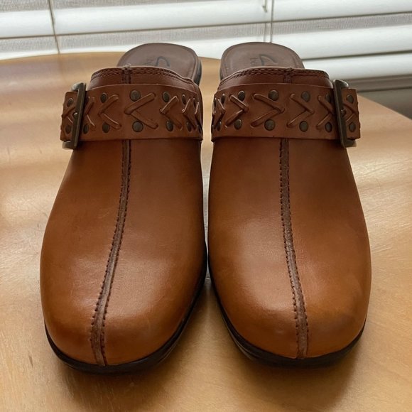 Clarks Bendables Sz 7.5 Brown Mules Mirabelle Holly Leather Studded Buckle Clogs - Picture 2 of 9